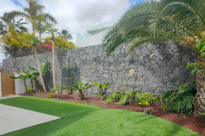 Terraza y jardín reformado en Playa de las Américas