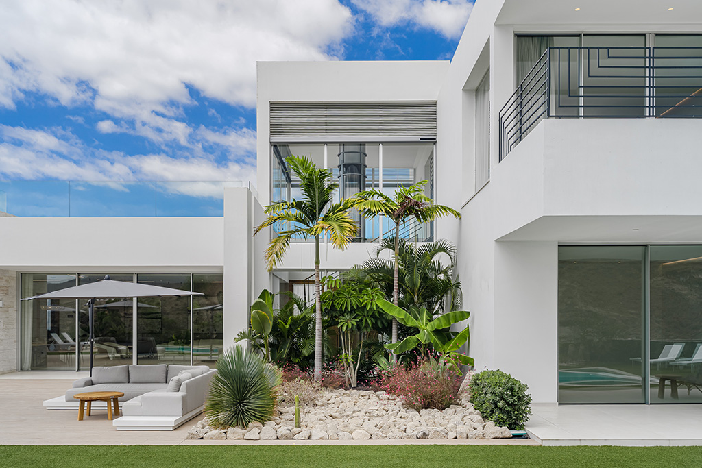 Jardín con piscina en apartamento vacacional Tenerife Sur